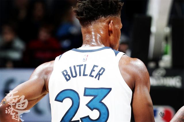 维尼修斯庆祝当选年度最佳球员 把World拼成word