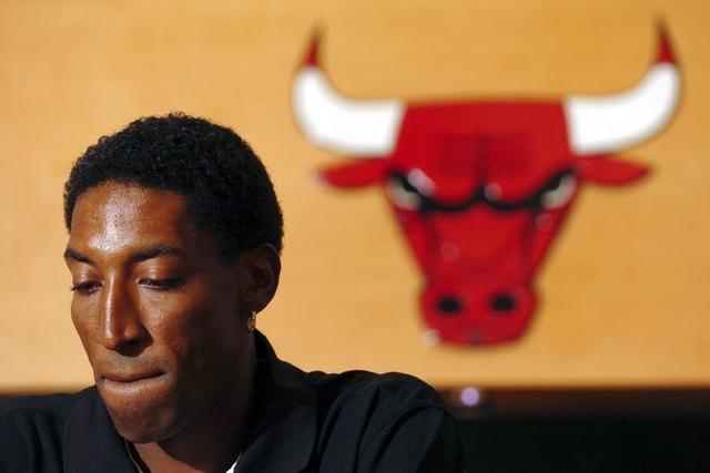 维尼修斯庆祝当选年度最佳球员 把World拼成word